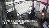 萌娃迷路求助消防员：我在手机里看过你们灭火！