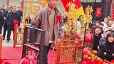 小伙跟老师请假参加侄儿婚礼，因辈分大被喊九叔