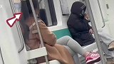 女子地铁上摘下口罩狂咳，旁边乘客被吓坏