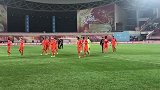 中超-17赛季-李海龙变身“队务” 第一时间为队友送水-新闻