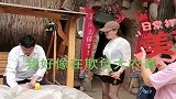 自从这个女人在大衣哥身边后，没人敢招惹大衣哥了，厉害的很！