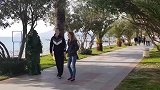 吓人恶作剧，男子假扮成草人恶搞路人，路人纷纷被吓