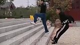 男子帅气跳台阶，空中二次发力跳六级，怎么还会飞