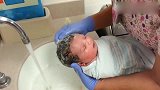 新生儿第一次洗澡，满脸的享受真是感觉幸福极了