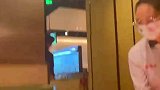 异地恋男生偷偷来看女生