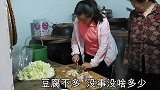 大铁锅熬菜煮饺子，端上桌全家都夸好吃，简单的饭菜满满的幸福