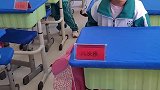 女孩刚上一年级不适应，每次下课都找老师要抱抱