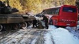 硬核营救！俄客车冲下道路落入雪沟 派来救援竟是辆坦克