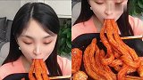 小可爱美女直播吃“死亡”粉耗子，一口塞4根，网友：这嘴无敌了