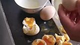 女子煮了几个鸡蛋，打开后发现里面没有熟