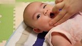 宝妈给4月大宝宝擦身体乳，就看宝宝此时的小表情，太萌了