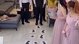 婚礼上的小游戏，新郎和伴郎们合作机智化解！