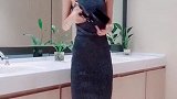 高挑美女身着紧身裙让身材曲线看着更美了