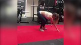 健身小姐姐一顿猛练比男人还刚 这你顶得住吗？