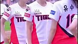 韩国拉拉队表演期间，小姐姐伸舌头挑逗队友