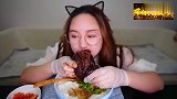 美女吃肘子饭，配上辣白菜太香了