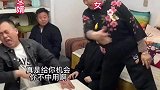 大哥和媳妇玩游戏，谁知丈母娘一出手，老丈人跑的比兔子都快！