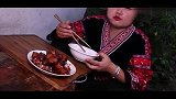美女配着白米饭吃红烧肉，烫嘴也要吃