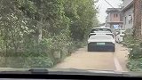 这操作都看傻了！媳妇开新车，以为要左拐，结果