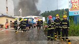 四川安岳工业园一厂房发生大火 现场浓烟滚滚