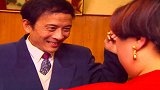 胖妹不承认偷了柜台上的钱，不料巴倒烫拿出证据，就要打胖妹