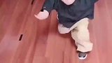 三岁小孩独自在家练螳螂拳，还有模有样的