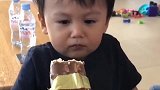 第一次见到不想吃冷饮的小宝宝，妈妈给小宝宝吃时，宝宝一脸无奈