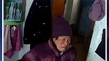 她们总是表面装作坚强！其实对离家的孩子充满了不舍！