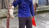 即将年关给我亲家步行送点年货，环保又健康