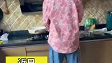 儿子凌晨五点起床，给同学做便当，妈妈看见后醋意满满！