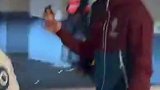 爱不释手！C罗拿到了挪威粉丝送的小雕像