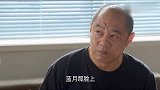 美女擦鞋，没想到是直接把腿放在桌子上，旁边大叔傻眼了