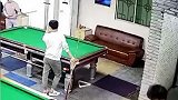广东深圳：打桌球时，小伙开球用力过猛上演跳台
