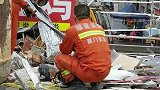 泉州坍塌酒店搜救出2名小孩 消防员放声痛哭