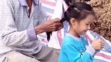 爷爷为6岁孙女编小辫