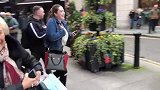 街头草人恶作剧，男子假扮成草人吓路人，路人非常尴尬