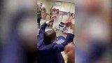 夺冠近在咫尺！国米赛后更衣室=欢乐的海洋 香槟庆祝+全员狂欢