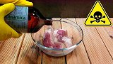 浓硫酸到底有多可怕，看这块猪肉的下场就知道，网友：红烧肉