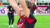 十人米兰2-1那不勒斯 赛后莫德里奇与队友们拥抱庆祝