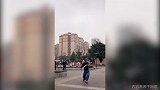 提剑丢垃圾的峨眉派女侠又来了！舞双斧赛李逵 还能耍鸡毛掸子？