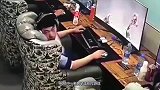 男子深夜上网通宵，老板总觉得不对劲，查看监控，太吓人了！
