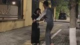 深夜情侣在居民楼下发生争执
