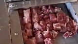 全自动排骨机，肉放进去立马成碎块，大小都一样！