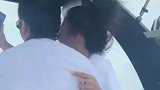 妈妈游艇上快乐拍照，有想过我的感受吗