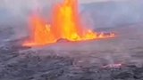 一座小火山爆发的岩浆跟喷泉一样！