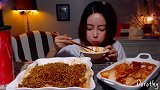 妹子吃干拌面，夹着泡菜一起，吃得来劲
