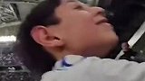 被姆巴佩宠爱的小球迷收获了签名球衣