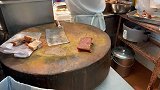 香港街头美食，几十年老店的排骨烧腊和卤水鸡，街坊邻居都爱吃！