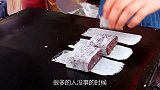 小伙街边卖“雪在烧”，一份11元每天卖3000份，太会赚钱了