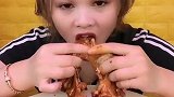 四川小姐姐吃鸡冠油，一口接一口，吃起来超级带劲的样子！